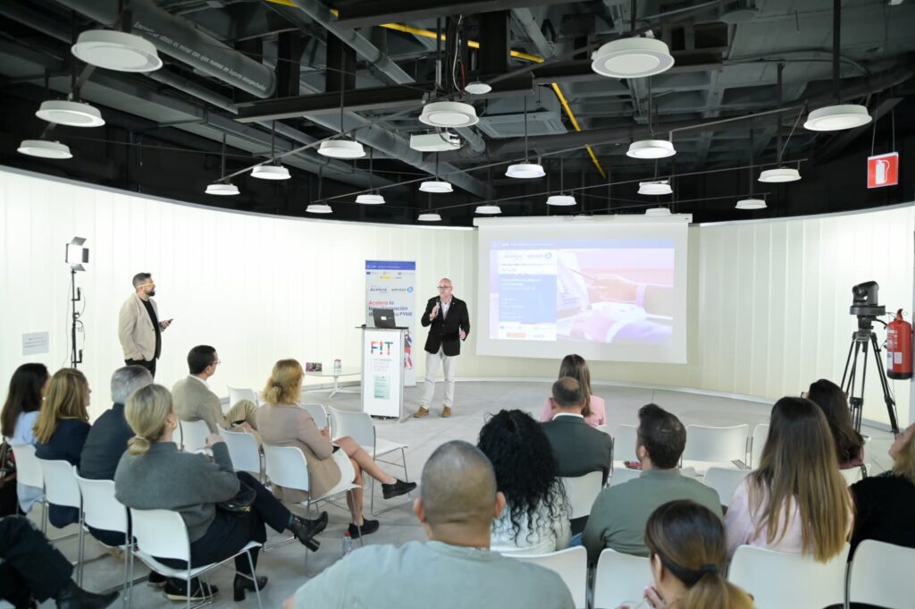 Juan Pablo González da la bienvenida a la jornada inaugural de la nueva edición de la OAP de Ashotel.
